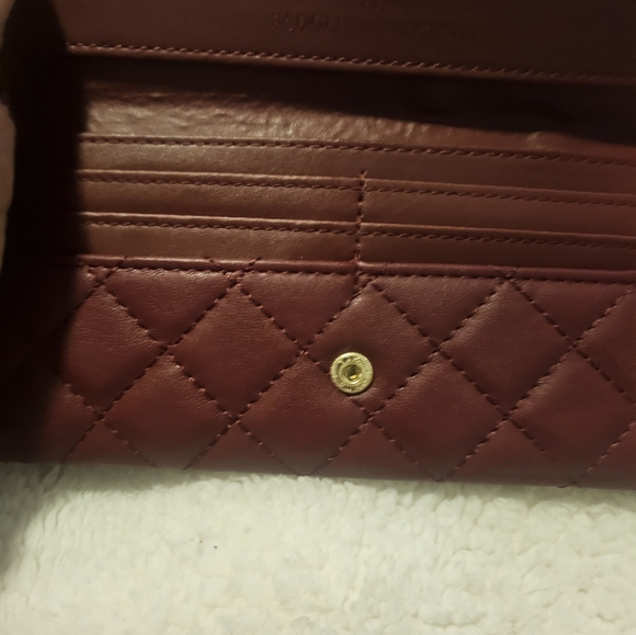 BADGLEY MISCHKA DIAMOND QUILTING COVER WALLET. NWT. RETAILS FOR $49. - Picture 3 of 4